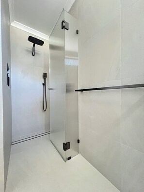 Dusche, Haartrockner, Bidet, Handtücher
