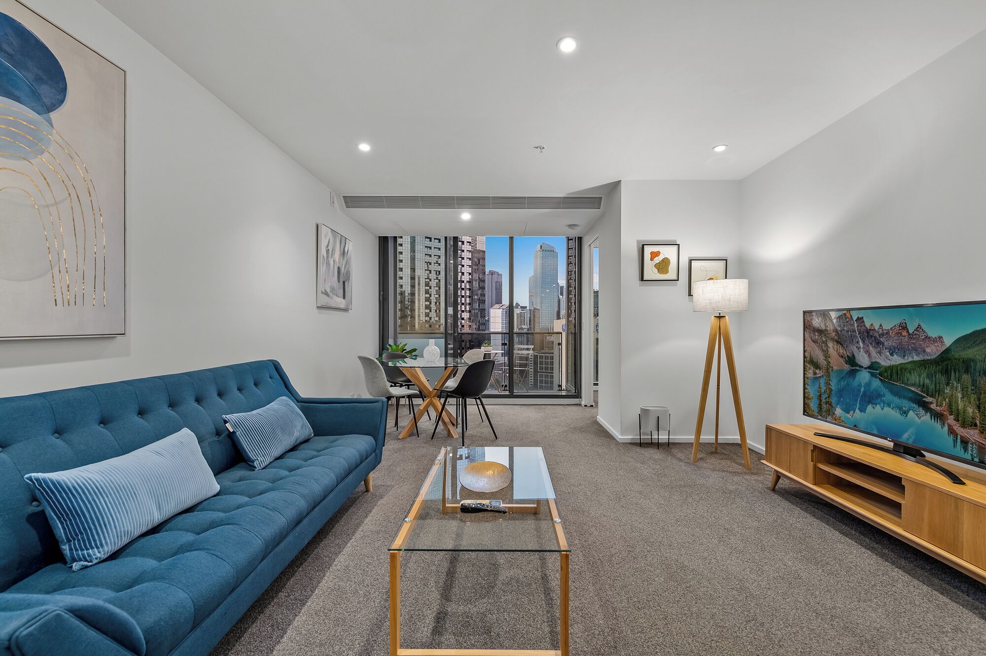 Apartamento luxo, sacada, vista para a cidade | Quartos à prova de som, ferros/tábuas de passar roupa, Wi-Fi de cortesia