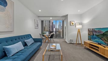 Apartamento luxo, sacada, vista para a cidade | Quartos à prova de som, ferros/tábuas de passar roupa, Wi-Fi de cortesia
