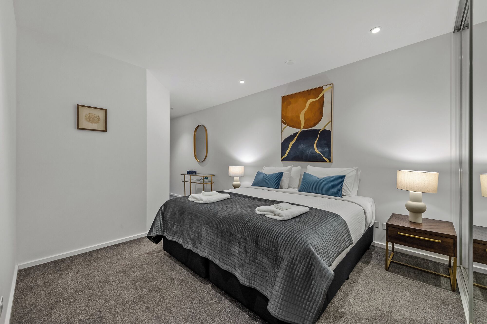 Apartamento luxo, sacada, vista para a cidade | Quartos à prova de som, ferros/tábuas de passar roupa, Wi-Fi de cortesia