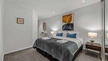 Apartamento luxo, sacada, vista para a cidade | Quartos à prova de som, ferros/tábuas de passar roupa, Wi-Fi de cortesia