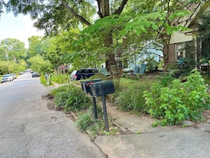 Property grounds - Cozy 1-bedroom bungalow in East Atlanta (Atlanta)