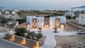 Un edificio moderno con un patio interior, rodeado por un paisaje costero.