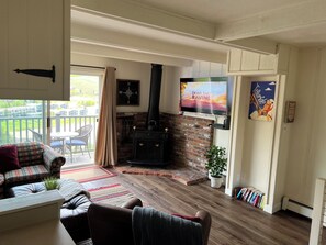 Living area - Quaint 1-bedroom condo overlooking Lake Dillon and Keystone Mountain (Dillon)