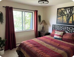 Room - Quaint 1-bedroom condo overlooking Lake Dillon and Keystone Mountain (Dillon)
