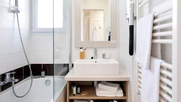 Apartment | Badezimmer | Badewanne, Haartrockner