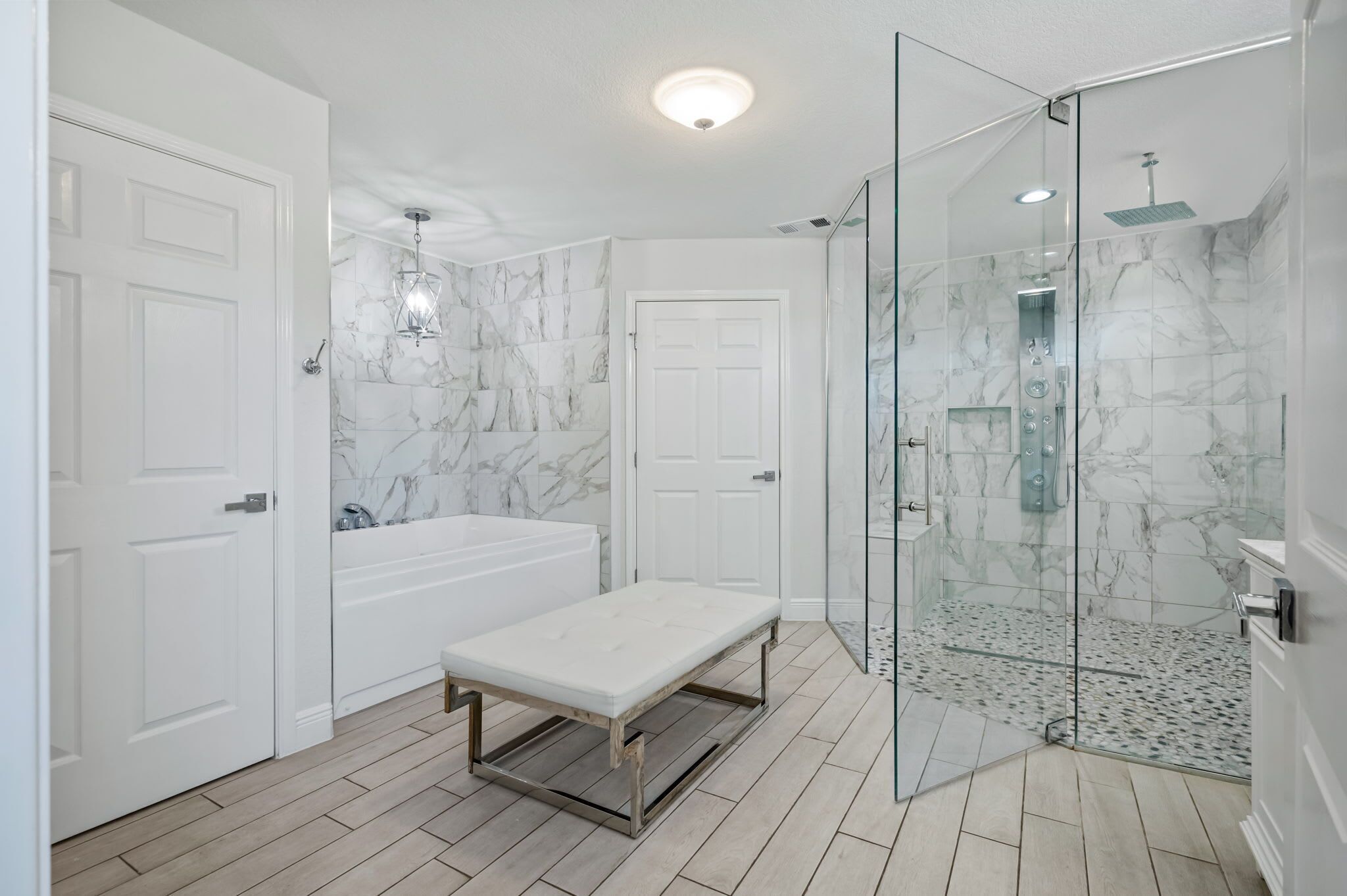 Douche, séchoir à cheveux, serviettes fournies, shampooing