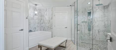 Douche, séchoir à cheveux, serviettes fournies, shampooing