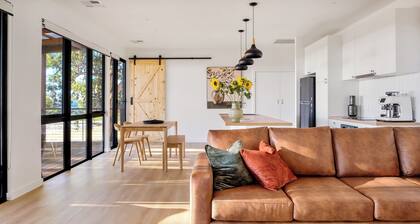 Escape Two - Luxury romantic vineyard villa, sunset views & outdoor bath