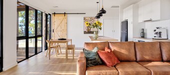 Escape Two - Luxury romantic vineyard villa, sunset views & outdoor bath