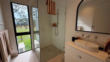 Douche, sèche-cheveux, serviettes fournies, savon