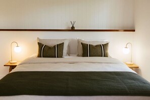Room - Escape Two - Luxury romantic vineyard villa, sunset views & outdoor bath (McLaren Vale)