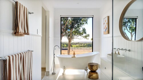 Escape Two - Luxury romantic vineyard villa, sunset views & outdoor bath