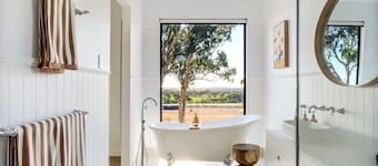 Escape Two - Luxury romantic vineyard villa, sunset views & outdoor bath