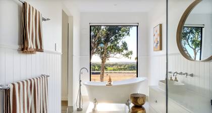 Escape Two - Luxury romantic vineyard villa, sunset views & outdoor bath