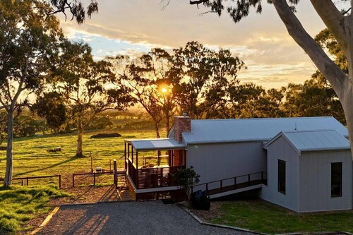 Escape Two - Luxury romantic vineyard villa, sunset views & outdoor bath