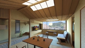 Ein modernes Interieur mit Holzboden, einem Wand-Fernseher, einem Esstisch mit Stühlen und Blick auf Gebäude durch große Fenster.