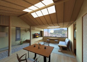 Un interior moderno con techo de madera, un televisor en la pared, una mesa de comedor con sillas y vistas a edificios a través de grandes ventanales.