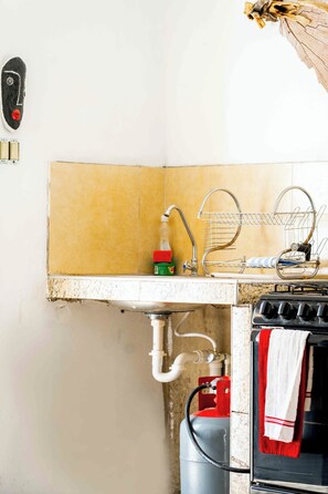 Private kitchen - watchRasta Studio Culture, Beaches & Airport (Kingston)