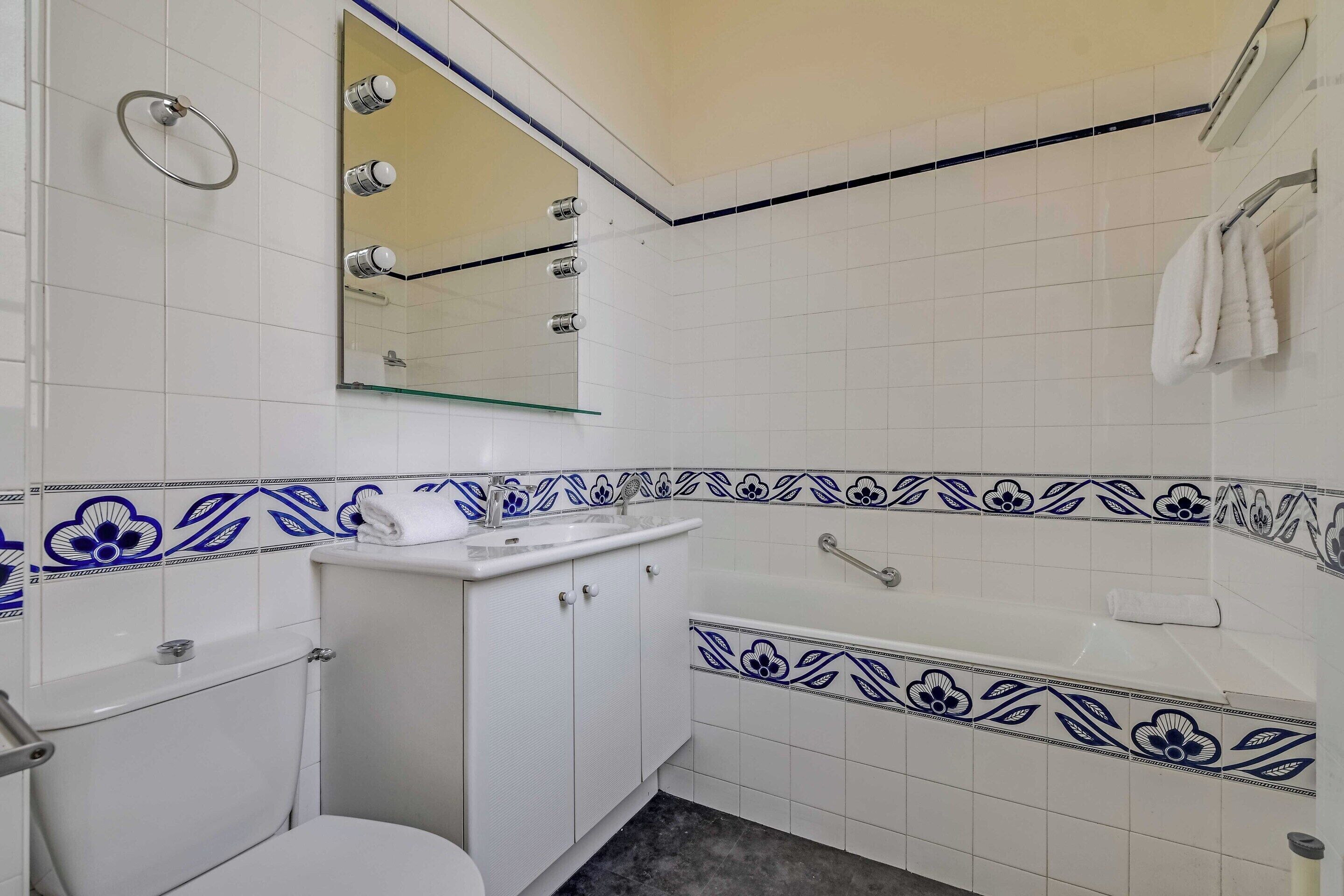 Apartment | Bathroom | Bathtub, hair dryer, towels, shampoo
