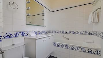 Apartment | Bathroom | Bathtub, hair dryer, towels, shampoo