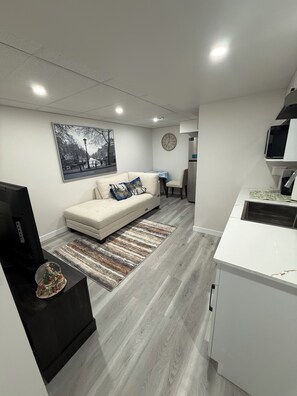 Living area - Family suit near costco with free parking and wifi (Winnipeg)