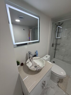 Shower, towels, soap, toilet paper - Family suit near costco with free parking and wifi (Winnipeg)