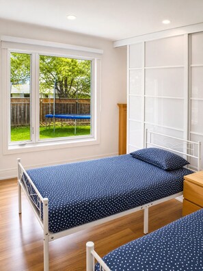 2 bedrooms, WiFi, bed sheets - 2 Bedroom Unit in Toronto, Private Entry (Toronto)