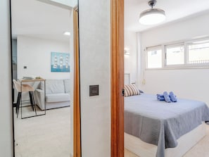 Une chambre à coucher avec un lit, un bureau et une chaise.