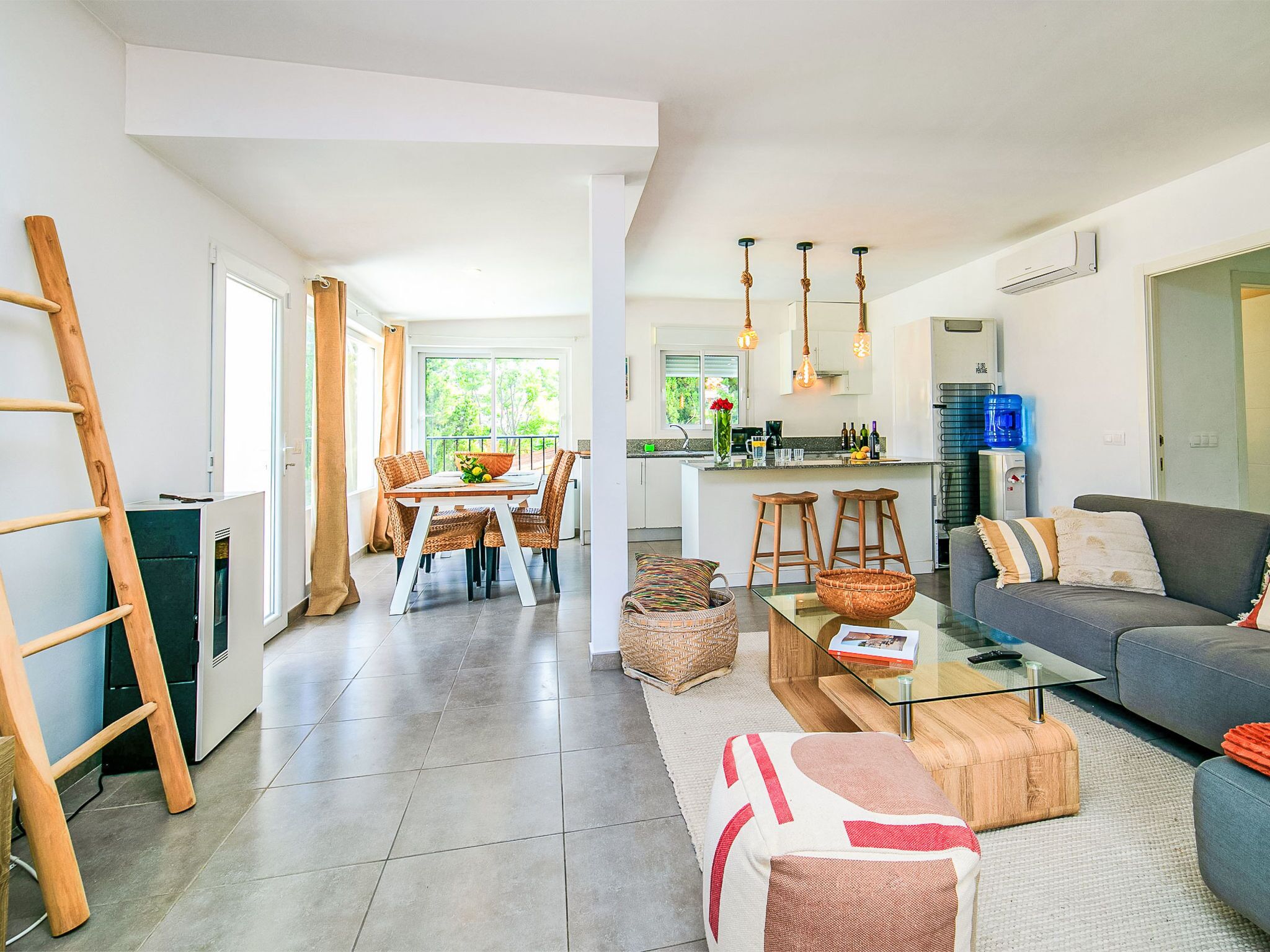 Un espacio habitable moderno con comedor, cocina y zona de estar.