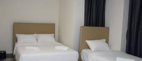 Triple Room | Desk, free WiFi
