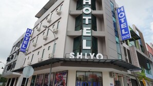 A hotel named SHILYO with a modern design, multiple air conditioning units, and large windows. - Hotel Shlyo - Taman Nusantara Prima (Gelang Patah)