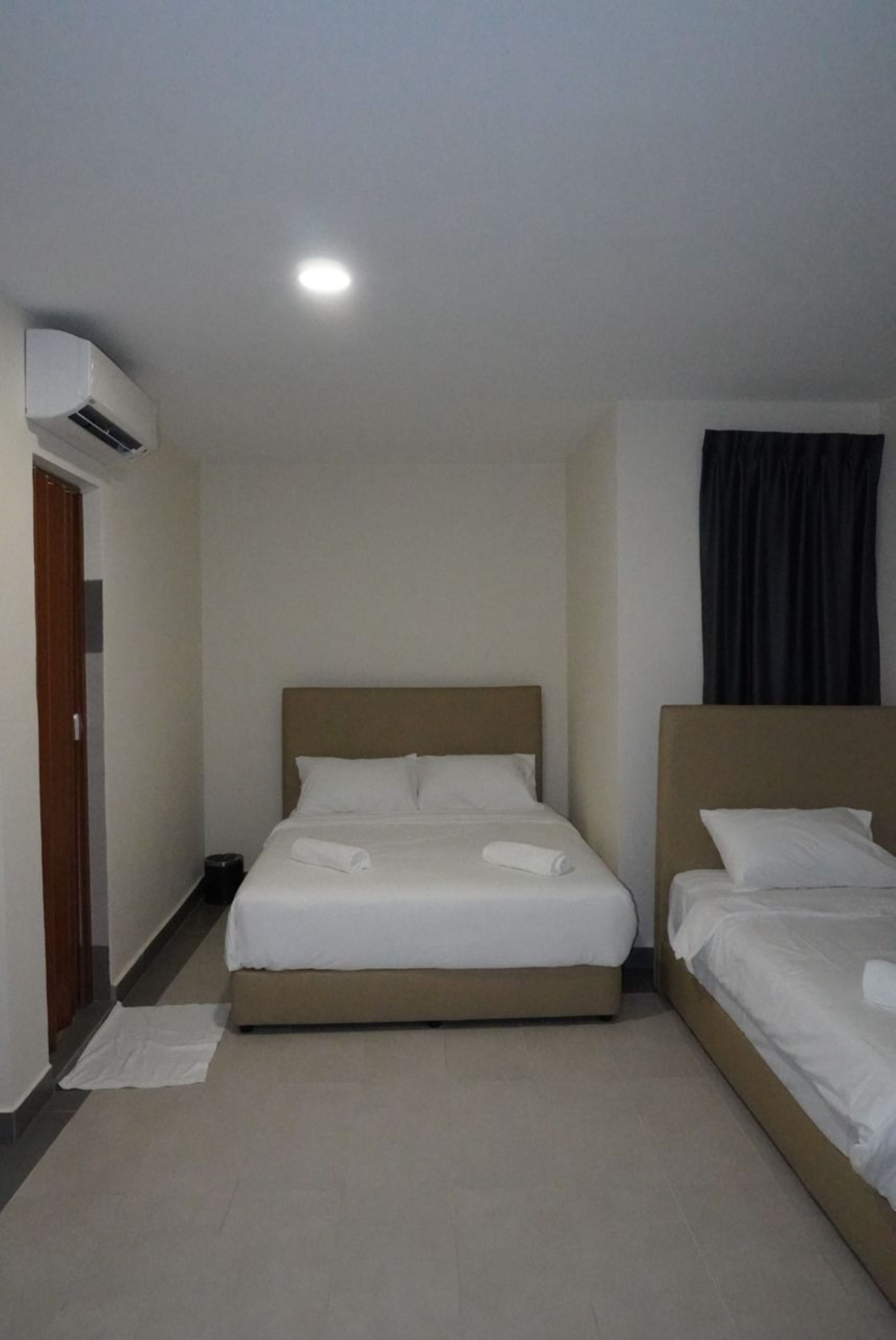 Triple Room | Desk, free WiFi