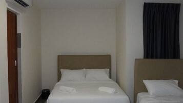 Triple Room | Desk, free WiFi