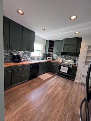 Private kitchen - Spacious 5 BD Colonial-near NYC/EWR/MetLife Stadium (Belleville)