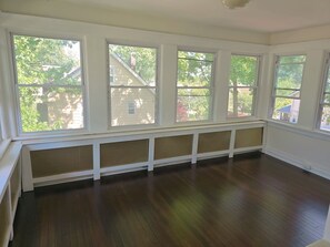 A room with large windows, a wooden floor, and a white wall. - Spacious 5 BD Colonial-near NYC/EWR/MetLife Stadium (Belleville)
