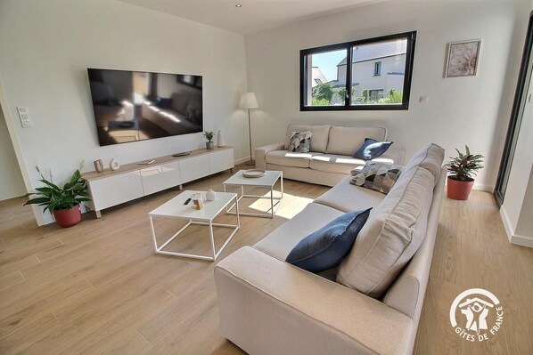 TV, books - Vrbo Property (PLOUGRESCANT)