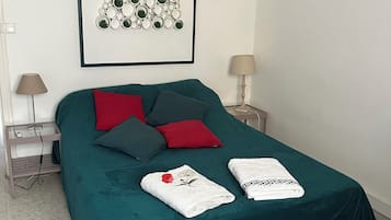 Tabla de planchar con plancha, wifi, ropa de cama