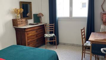 Tabla de planchar con plancha, wifi, ropa de cama