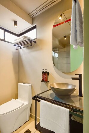 Shower, hair dryer, towels, soap - LUX Rentals - Medellín (Medellín)