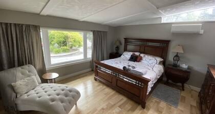 Stay in Sunny Osoyoos! Large private yard and hot tub, perfect for boaters!