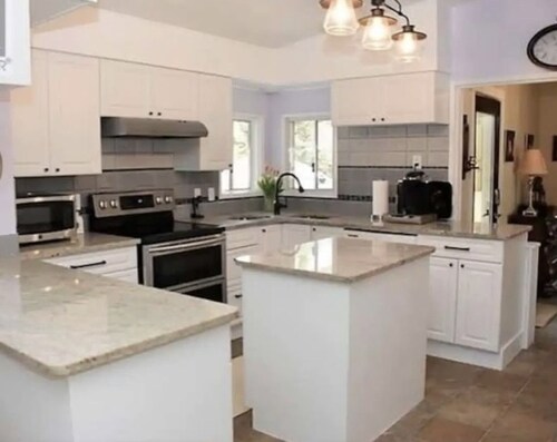 Stay in Sunny Osoyoos! Large private yard and hot tub, perfect for boaters!