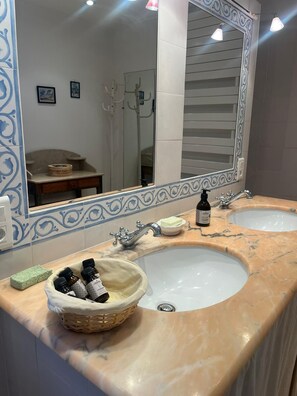 Shower, hair dryer, towels, soap - Vrbo Property (Noves)