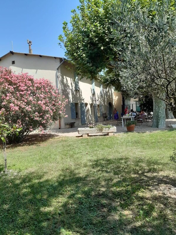 Property grounds - Vrbo Property (Noves)
