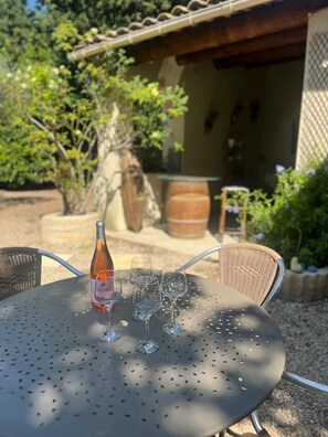 Outdoor dining - Vrbo Property (Noves)