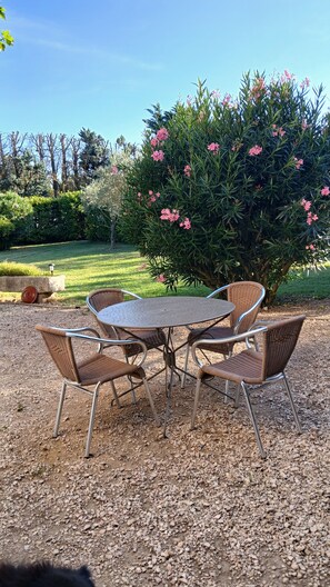 Outdoor dining - Vrbo Property (Noves)