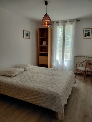 Iron/ironing board, WiFi, bed sheets - Vrbo Property (Noves)