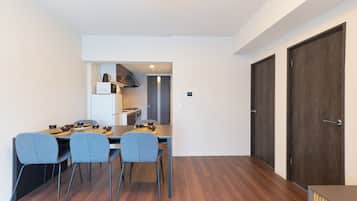 Una cocina moderna con una mesa de comedor y sillas, un microondas y una estufa.