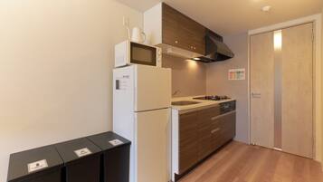 Fridge, microwave, stovetop, cookware/dishes/utensils