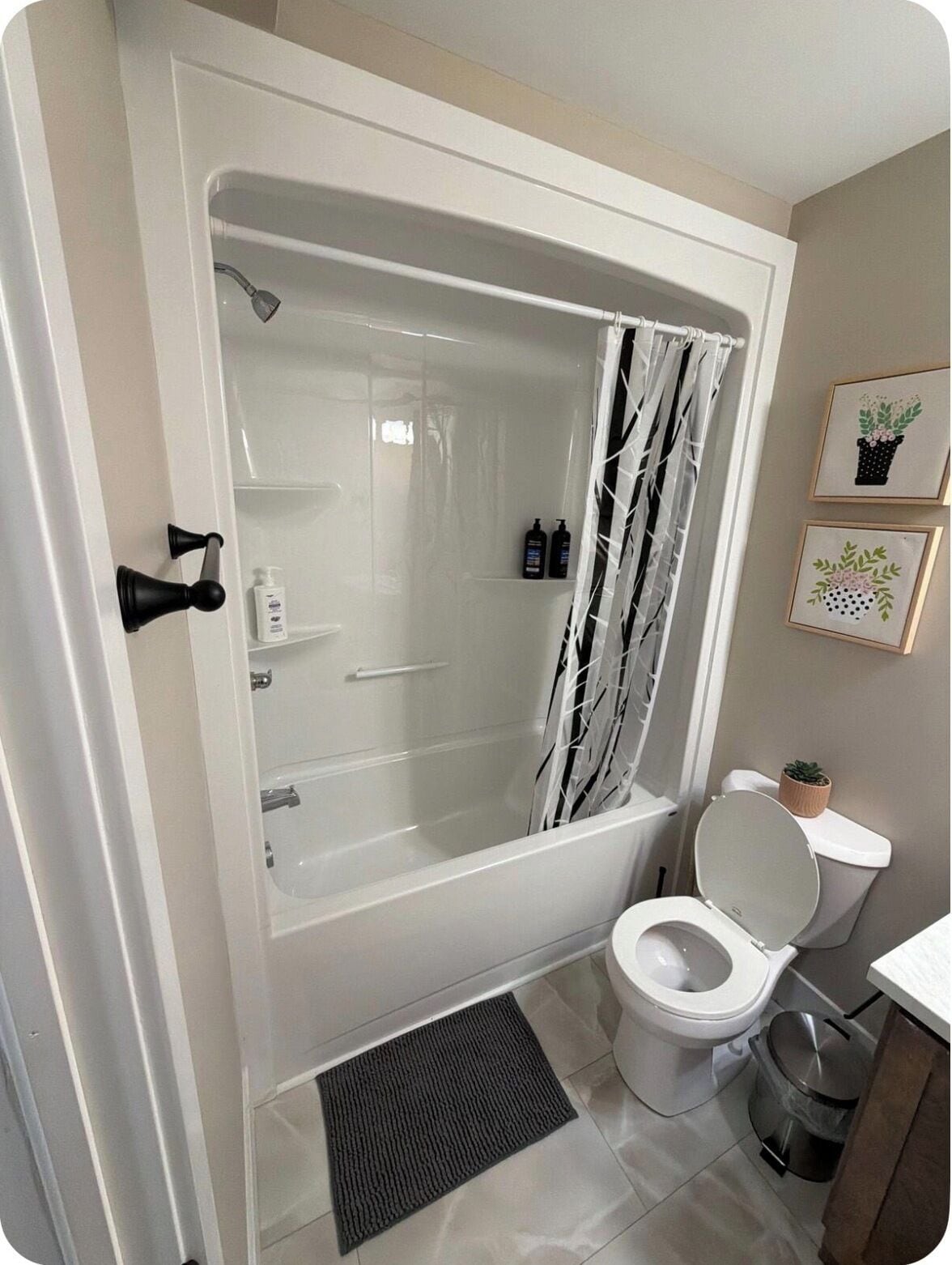 Haartrockner, Handtücher, Seife, Toilettenpapier